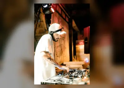 Cafe One Love හි දිනපතා DJ සාදය
